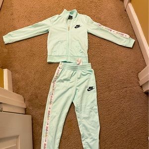 Like new. Kids Nike suit. Only worn once